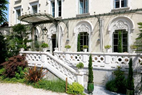 a white fence in front of a house at Hôtel Bristol Pau in Pau
