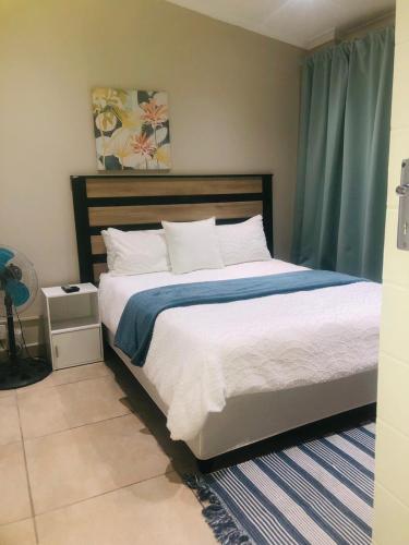 Ένα ή περισσότερα κρεβάτια σε δωμάτιο στο EThembeni Guesthouse
