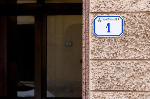 SeaDream apartment - Nettunoに飾ってある許可証、賞状、看板またはその他の書類