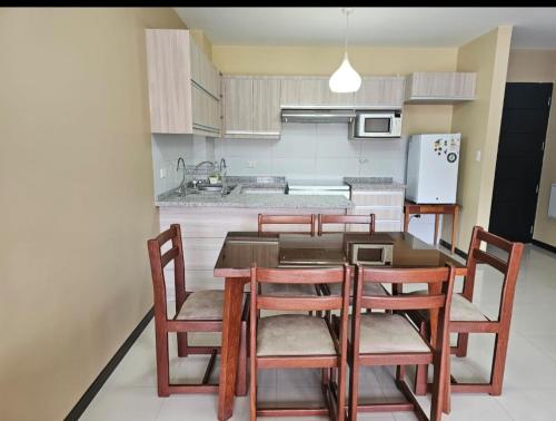 una cucina con tavolo e sedie in una cucina di El Cristo a Cochabamba