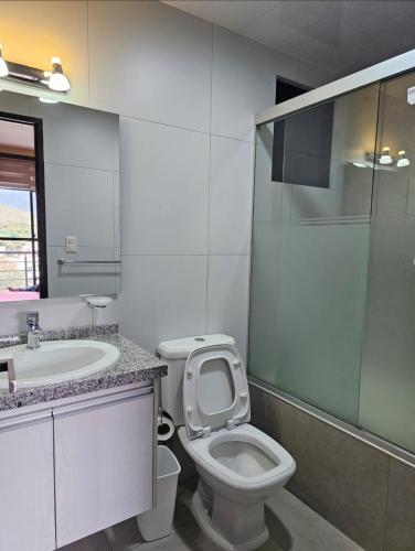 un bagno bianco con un water e un lavandino di El Cristo a Cochabamba