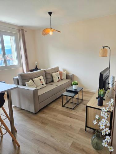 L'Acacia T2 tout confort avec clim WiFi vue tram