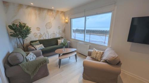 Χώρος καθιστικού στο Beautiful beachfront apartment, 180d sea and cliff view