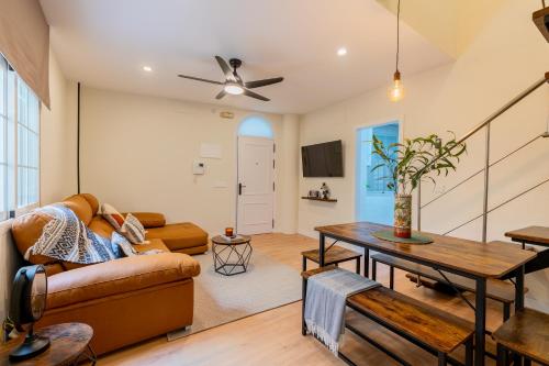a living room with a couch and a table at Céntrico y amplio apartamento in Seville