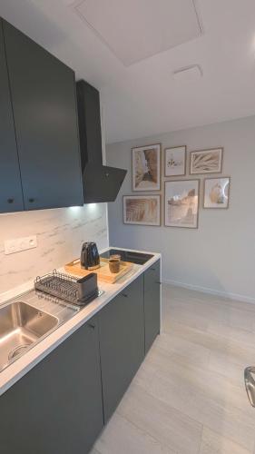 Η κουζίνα ή μικρή κουζίνα στο Beautiful beachfront apartment, 180d sea and cliff view