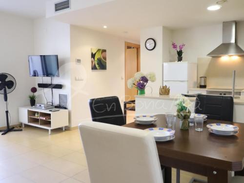 Apartamento moderno de 2 dormitorios con jardín privado a 100m de la playa - ES-366-7