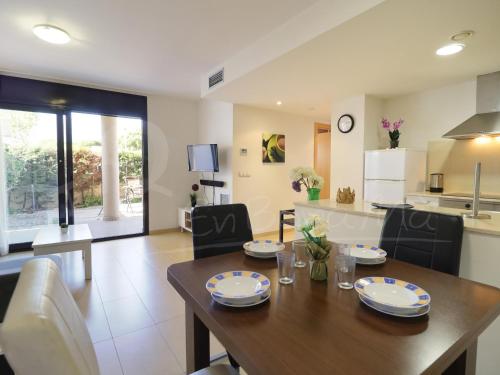 Apartamento moderno de 2 dormitorios con jardín privado a 100m de la playa - ES-366-7