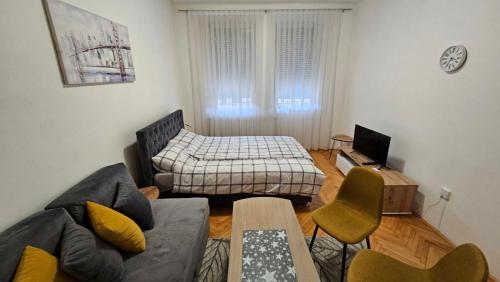 Ένα ή περισσότερα κρεβάτια σε δωμάτιο στο GiV Apartman
