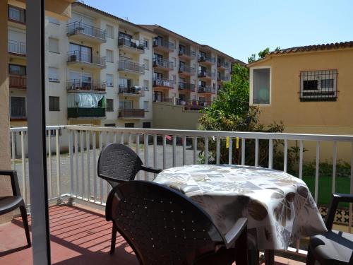 Apartamento económico cerca de la playa, con terraza y parking en L'Estartit - ES-323-48