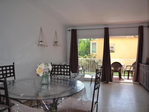 Appartement à 200m de la plage avec terrasse, parking et animaux acceptés.