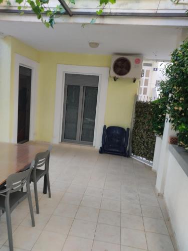 a patio with chairs and a table in a house at Una apartmani Petrovac in Petrovac na Moru