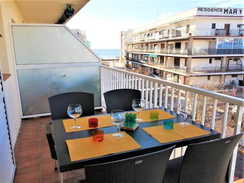 Apartamento en Roses para 5-6 personas, 2ª línea de playa, terraza, parking, sin mascotas, sábanas incluidas - ES-258-41