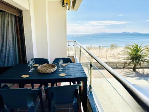 Apartamento frente al mar con terraza y parking privado en Roses - ES-258-37