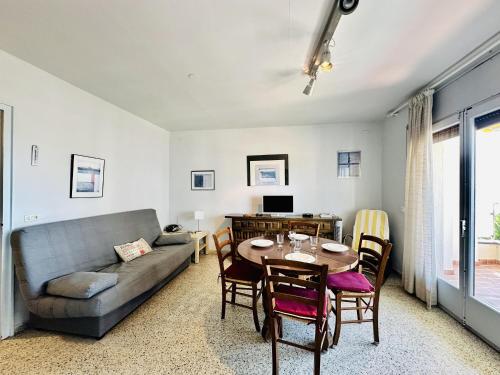 Apartamento frente al mar con terraza y parking privado en Roses - ES-258-37