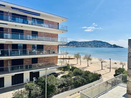 Apartamento frente al mar con terraza y parking privado en Roses - ES-258-37