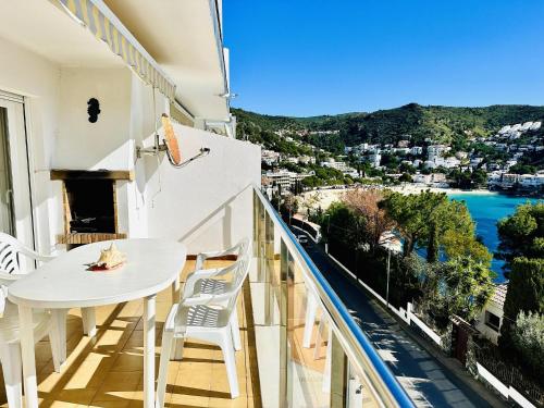 Encantador Apartamento con Terraza en la Costa de Roses - ES-258-123