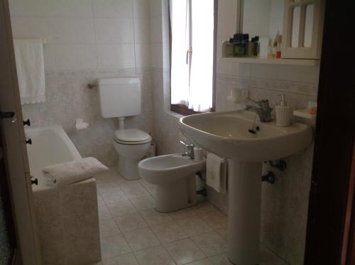 a bathroom with a sink and a toilet and a sink at B&B La Castellana in Borgo Lavezzaro
