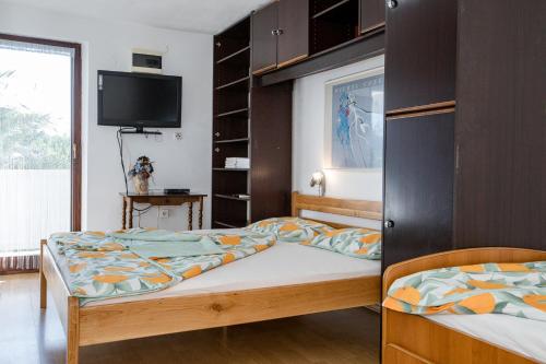 Katil atau katil-katil dalam bilik di Apartments Jug