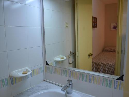 une salle de bain avec un lavabo et un miroir dans l'établissement Apartamento acogedor en la playa con acceso directo al mar y piscina en L'Estartit - ES-323-22, à L'Estartit
