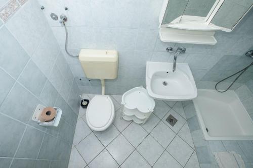 Bilik mandi di Apartments Jug