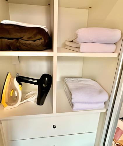 a closet with towels and a sewing machine at O fenômeno, Apto nobre in Curitiba