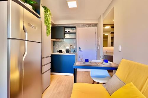 a kitchen with a desk and a refrigerator at O fenômeno, Apto nobre in Curitiba