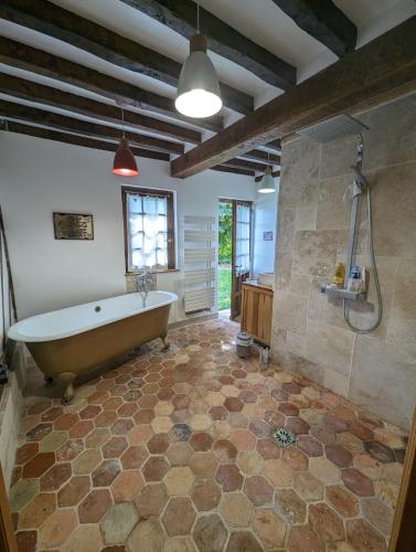 une grande salle de bain avec baignoire et douche dans l'établissement Normandy house with tennis, à Bonneville-la-Louvet