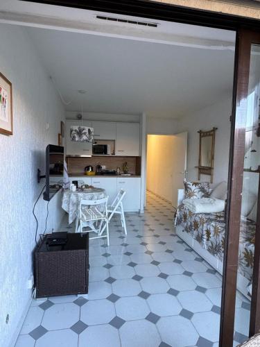 Cette chambre comprend une chambre, une table et un lit. dans l'établissement Studio with terrace in the center with AC, à Antibes