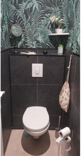 une salle de bain avec des toilettes blanches dans une chambre dans l'établissement App 200 m mer, à Saint-Aygulf