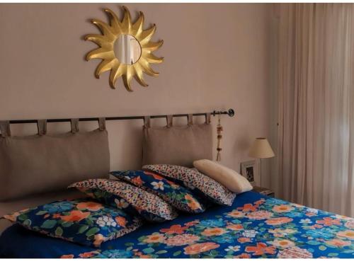 - une chambre avec un lit doté d'oreillers et d'un miroir dans l'établissement App 200 m mer, à Saint-Aygulf