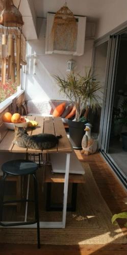 une cuisine avec une table en bois et une table dans l'établissement App 200 m mer, à Saint-Aygulf