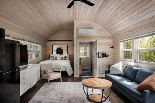 Una cama o camas en una habitación de Tiny Cabin w Fire Pit Game Room and Dog Friendly