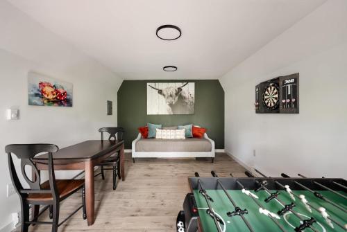 Una cama o camas en una habitación de Tiny Cabin w Fire Pit Game Room and Dog Friendly
