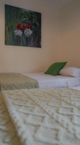 Cama o camas de una habitación en Casa En Llamas Hostal & Audio Bar - Armenia Eje cafetero