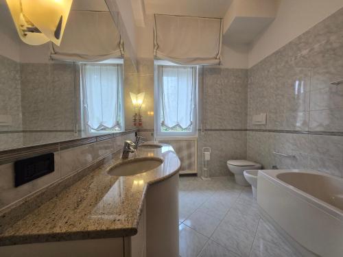 Un baño con lavabo, bañera e inodoro. en Belvedere - By Ligooria, en Pietra Ligure