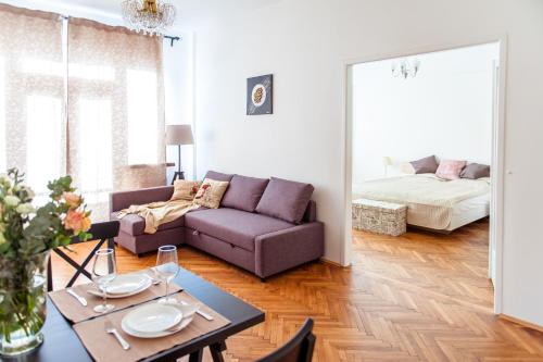 プラハにあるStunning Design Apartmentのリビングルーム(ソファ、テーブル付)