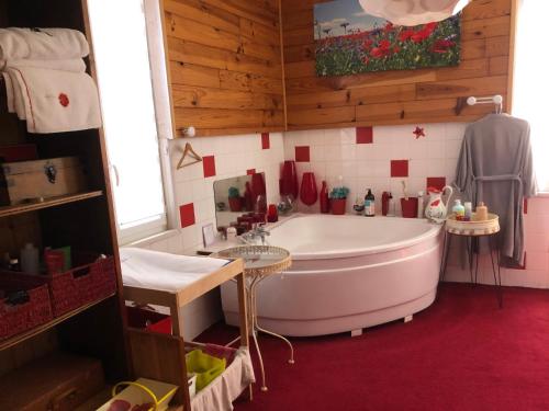 La salle de bains est pourvue d'une grande baignoire et d'un lavabo. dans l'établissement Mas Picou, à La Force