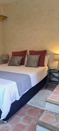 un lit avec deux oreillers dessus dans une chambre dans l'établissement La Petite Bergerie, à La Celle-sous-Gouzon