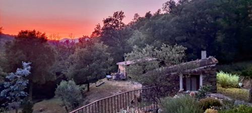 une vieille cabane dans les bois au coucher du soleil dans l'établissement La Petite Bergerie, à La Celle-sous-Gouzon