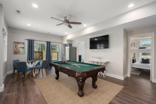 Televiisor ja/või meelelahutuskeskus majutusasutuses Newly Built Luxury Home Near Beach with Pool and Spa