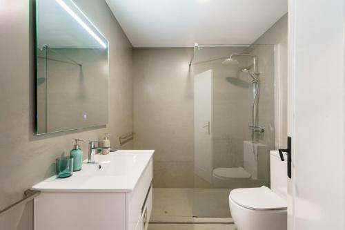 un bagno con un lavandino bianco e una doccia di Penthouse Praia de Olinda - Minho's Guest a Vila do Conde