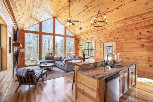 Ruang duduk di Fern Woods A modern take on Hocking Hills cabins