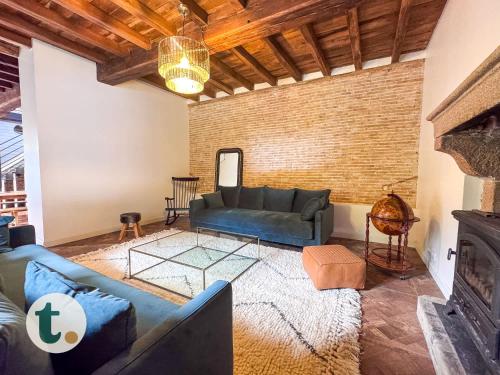 un salon avec un canapé et une cheminée dans l'établissement Tranquiloue - Maison de Campagne Proche Puy du Fou, à Tiffauges