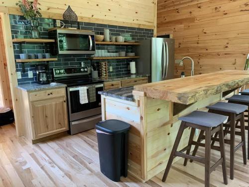 Dapur atau dapur kecil di Fern Woods A modern take on Hocking Hills cabins