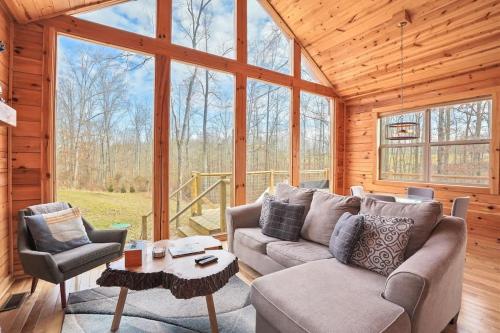 Ruang duduk di Fern Haven A modern take on Hocking Hills cabins