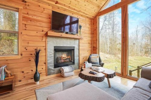 Ruang duduk di Fern Haven A modern take on Hocking Hills cabins