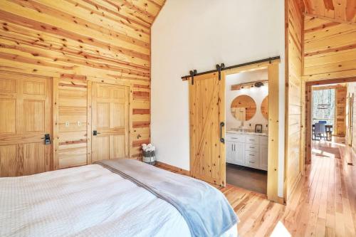 Katil atau katil-katil dalam bilik di Fern Woods A modern take on Hocking Hills cabins