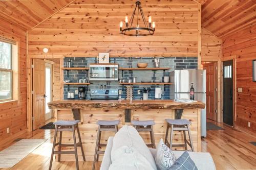Gambar di galeri bagi Fern Haven A modern take on Hocking Hills cabins di Stella