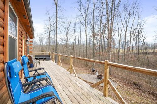 Balkoni atau teres di Fern Haven A modern take on Hocking Hills cabins