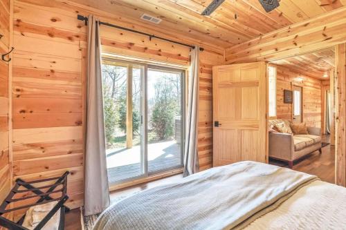 Katil atau katil-katil dalam bilik di Fern Woods A modern take on Hocking Hills cabins